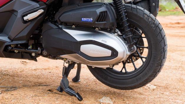 Το ADV 350 εφοδιάζεται με τονμονοκύλινδρο υγρόψυκτο κινητήρα μειωμένων τριβών eSP+ των 330 κυβικών. Η απόδοση του φτάνει τους 29,2 ίππους στις 7.500 σ.α.λ και τα 3,2kg-m μέγιστης ροπής στις 5.250 σ.α.